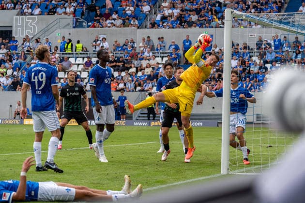 Spielszene, Offensivaktion, Abschluss, Parade Marcel Schuhen (SV Darmstadt 98, 01) haelt einen Schuss auf sein Tor, GER, SV Darmstadt 98 vs. Hannover 96, Fussball, 2. Bundesliga, 3. Spieltag, Saison 2026 2027, 30.08.2026, DFL REGULATIONS PROHIBIT ANY USE OF PHOTOGRAPHS AS IMAGE SEQUENCES AND OR QUASI-VIDEO, GER, SV Darmstadt 98 vs. Hannover 96, Fussball, 2. Bundesliga, 3. Spieltag, Saison 2026 2027, 30.08.2026 Darmstadt *** Game action, offensive play, shot on goal, save by Marcel Schuhen of SV Darmstadt 98, 01, GER, SV Darmstadt 98 vs. Hannover 96, soccer, 2. Bundesliga, Matchday 3, 2026–2027 season, August 30, 2026, DFL regulations prohibit any use of photographs as image sequences and or quasi-video, GER, SV Darmstadt 98 vs. Hannover 96, soccer, 2. Bundesliga, Matchday 3, 2026–2027 season, August 30, 2026, Darmstadt Copyright: xEibner-Pressefoto J-NxGroemlingx EP_JGG