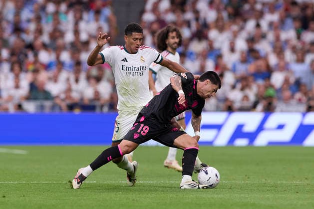 ESP LaLiga EA Sports Real Madrid vs. Málaga CF Jude Bellingham of Real Madrid and Juan Cruz Dia of Málaga during the LaLiga EA Sports match between Real Madrid and Málaga CF played at the Bernabéu Stadium in Madrid on August 30, 2026, in Madrid, Spain. Soccer Copyright: xAgenciaxLOFx