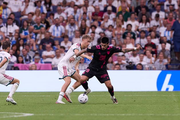 ESP LaLiga EA Sports Real Madrid vs. Málaga CF: Dean Huijsen of Real Madrid and Juan Cruz Dia of Málaga during the LaLiga EA Sports match between Real Madrid and Málaga CF played at the Bernabéu Stadium in Madrid on August 30, 2026, in Spain (Madrid) — Soccer Copyright: xAgenciaxLOFx