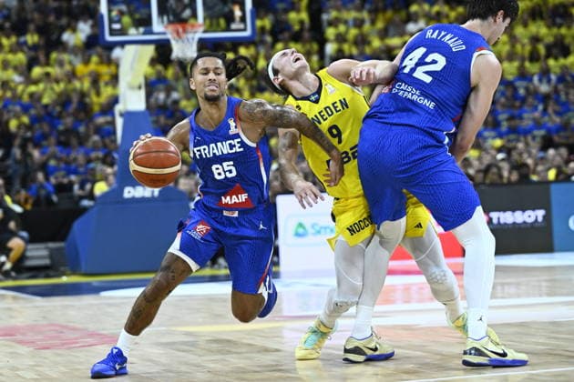 STOCKHOLM, SWEDEN August 30, 2026 France s Matthew Strazel and Maxime Raynaud against Sweden s Pelle Larsson during the FIBA World Cup Qualifier, second round, Group L, basketball game between Sweden and France at Avicii Arena in Stockholm, Sweden, August 30, 2026 STOCKHOLM SWEDEN x10080x  Copyright: xFredrikxSandberg TTx BASKET WORLD CUP QUALIFIER SWEDEN-FRANCE