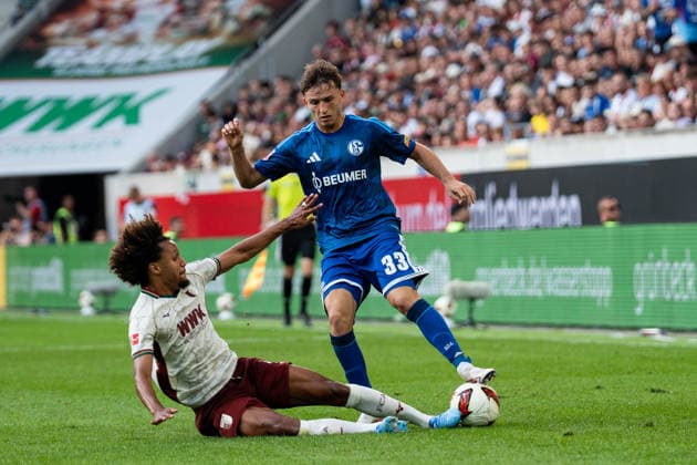 Fussball: Deutschland: 1. Bundesliga 2026 2027 - 1. Spieltag, 30.08.2026 - FC Augsburg vs. FC Schalke 04 (WWK Arena, Augsburg); Han-Noah Massengo (4, FC Augsburg), Vitalie Becker (33, FC Schalke 04) *** Soccer, Germany, Bundesliga 1, 2026–2027, Matchday 1, August 30, 2026: FC Augsburg vs. FC Schalke 04 at WWK Arena, Augsburg; Han Noah Massengo (4), FC Augsburg; Vitalie Becker (33), FC Schalke 04 Copyright: xValentinxDomgjonix