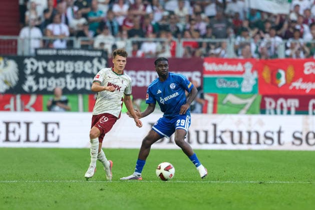 Eric Junior Dina Ebimbe (FC Schalke 04, 29) mit Robin Fellhauer (FC Augsburg, 19), GER, FC Augsburg vs. FC Schalke 04, Fussball, Bundesliga, 1. Spieltag, Saison 2026 2027, 30.08.2026, DFL DFB REGULATIONS PROHIBIT ANY USE OF PHOTOGRAPHS as IMAGE SEQUENCES and or QUASI-VIDEO, GER, FC Augsburg vs. FC Schalke 04, Fussball, Bundesliga, 1. Spieltag, Saison 2026 2027, 30.08.2026 Augsburg *** Eric Junior Dina Ebimbe, FC Schalke 04, 29, with Robin Fellhauer, FC Augsburg, 19, GER, FC Augsburg vs. FC Schalke 04, Soccer, Bundesliga, Matchday 1, 2026–2027 Season, August 30, 2026, DFL and DFB regulations prohibit any use of photographs as image sequences and or quasi-video, GER, FC Augsburg vs. FC Schalke 04, soccer, Bundesliga, Matchday 1, 2026–2027 Season, August 30, 2026, Augsburg Copyright: xEibner-Pressefoto JennixMaulx EP_JML