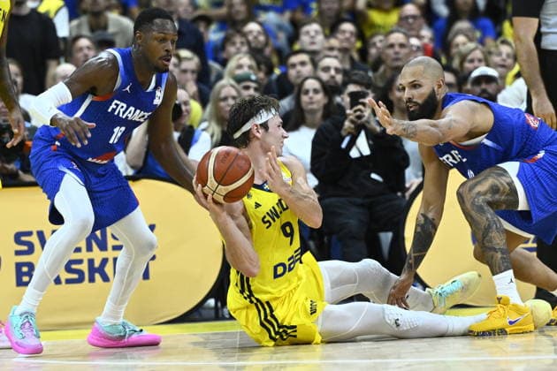 STOCKHOLM, SWEDEN 20260830 Sweden s Pelle Larsson against France s Joel Ayayi and Evan Fournier during the FIBA World Cup Qualifier, second round, Group L, basketball game between Sweden and France at Avicii Arena in Stockholm, Sweden, August 30, 2026 STOCKHOLM SWEDEN x10080x  Copyright: xFredrikxSandberg TTx BASKET WORLD CUP QUALIFIER SWEDEN-FRANCE