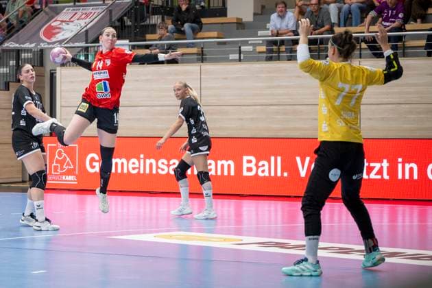 Women s Handball Bundesliga, 2026–2027 Season: SV Union Halle Neustadt vs. TuS Metzingen Halle, Germany, August 30, 2026. Pictured, from left: Tina Wagenlader (Halle) and goalkeeper Sara Suba (Metzingen). Halle an der Saale, SWH Arena, Saxony-Anhalt, Germany