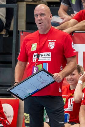 Women s Handball Bundesliga, 2026–2027 Season: SV Union Halle Neustadt vs. TuS Metzingen, Halle, Germany, August 30, 2026. Pictured: Coach Pether Krautmeyer in Halle, looking pensive, deep in thought, at the SWH Arena in Halle an der Saale, Saxony-Anhalt, Germany