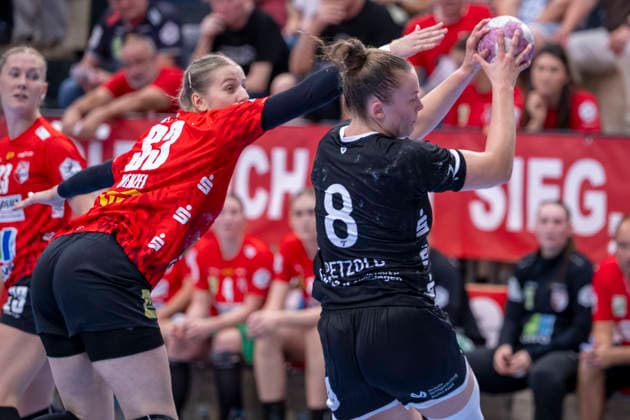 Women s Handball Bundesliga, 2026–2027 Season: SV Union Halle Neustadt vs. TuS Metzingen Halle, Germany, August 30, 2026. Pictured, from left, in a one-on-one battle: Nele Wenzel (Halle) and Ida Petzold (Metzingen Halle) at the Saale SWH Arena in Saxony-Anhalt, Germany.