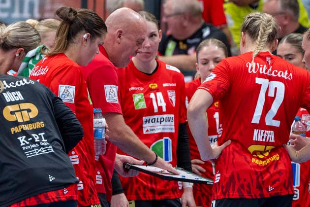 Women s Handball Bundesliga, 2026–2027 Season: SV Union Halle Neustadt vs. TuS Metzingen, Halle, Germany, August 30, 2026. Pictured, second from left: Coach Pether Krautmeyer, Halle; timeout, Halle Saale SWH Arena, Saxony-Anhalt, Germany