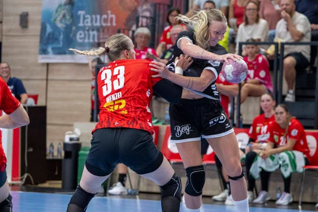 Women s Handball Bundesliga, 2026–2027 Season: SV Union Halle Neustadt vs. TuS Metzingen Halle, Germany, August 30, 2026. Pictured, from left, in a one-on-one battle: Nele Wenzel (Halle) and Charlotte Cholevova (Metzingen Halle Saale), SWH Arena, Saxony-Anhalt, Germany