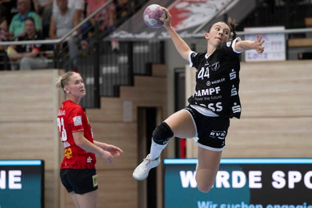 Women s Handball Bundesliga, 2026–2027 Season: SV Union Halle Neustadt vs. TuS Metzingen Halle, Germany, August 30, 2026. Pictured, from left: Marie Polakova (Halle) and Klara Schlipf (Metzingen) at the Saale SWH Arena in Halle, Saxony-Anhalt, Germany