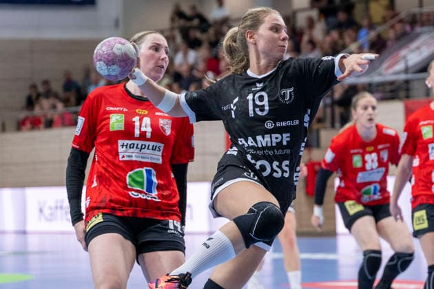 Women s Handball Bundesliga, 2026–2027 Season: SV Union Halle Neustadt vs. TuS Metzingen Halle, Germany, August 30, 2026. Pictured, from left: Tina Wagenlader (Halle) and Johanna Farkas (Metzingen Halle), Saale SWH Arena, Saxony-Anhalt, Germany