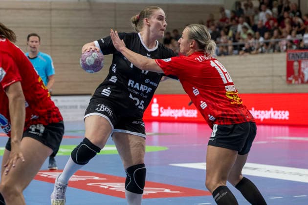 Women s Handball Bundesliga, 2026–2027 Season: SV Union Halle Neustadt vs. TuS Metzingen, Halle, Germany, August 30, 2026. Pictured, from left, in a one-on-one battle: Charlotte Kähr and Lea Gruber. Halle, Halle-Saale, SWH Arena, Saxony-Anhalt, Germany