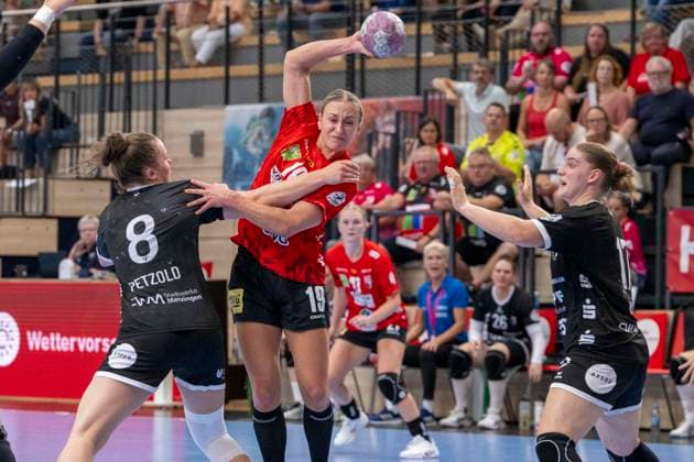 Women s Handball Bundesliga, 2026–2027 Season: SV Union Halle Neustadt vs. TuS Metzingen, Halle, Germany, August 30, 2026. Pictured, from left, in a one-on-one battle: Ida Petzold (Metzingen), Lea Gruber (Halle) and Charlotte Kähr (Halle Saale) at the SWH Arena in Saxony-Anhalt, Germany