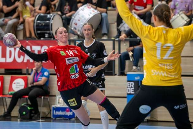 Women s Handball Bundesliga, 2026–2027 Season: SV Union Halle Neustadt vs. TuS Metzingen, Halle, Germany, August 30, 2026. Pictured, from left: Tina Wagenlader (Halle) and goalkeeper Marie Weiss (Metzingen), Halle Saale SWH Arena, Saxony-Anhalt, Germany