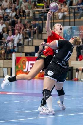 Women s Handball Bundesliga, 2026–2027 Season: SV Union Halle Neustadt vs. TuS Metzingen, Halle, Germany, August 30, 2026. Pictured, from left, in a one-on-one battle: Paulina Stapurewicz (Halle) and Charlotte Kähr (Kaehr Halle Saale), SWH Arena, Saxony-Anhalt, Germany