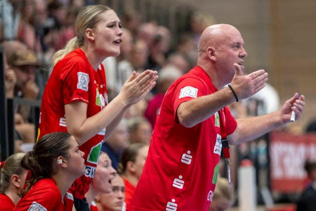 Women s Handball Bundesliga, 2026–2027 Season: SV Union Halle Neustadt vs. TuS Metzingen, Halle, Germany, August 30, 2026. Pictured from left: Paulina Stapurewicz (Halle) and Coach Pether Krautmeyer (Halle) gesturing, Halle, Saale, SWH Arena, Saxony-Anhalt, Germany