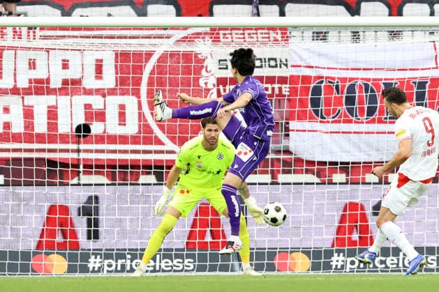 SOCCER - BL, RBS vs A.Wien SALZBURG,AUSTRIA,30.AUG.26 - SOCCER - ADMIRAL Bundesliga, Red Bull Salzburg vs FK Austria Wien. Image shows Kang-Hee Lee and Samuel Sahin-Radlinger (A.Wien).  GEPAxpictures xMathiasxMandl