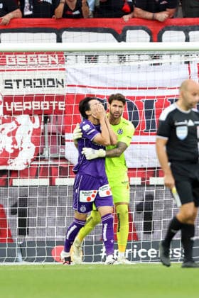 SOCCER - BL, RBS vs A.Wien SALZBURG,AUSTRIA,30.AUG.26 - SOCCER - ADMIRAL Bundesliga, Red Bull Salzburg vs FK Austria Wien. Image shows Kang-Hee Lee and Samuel Sahin-Radlinger (A.Wien).  GEPAxpictures xMathiasxMandl