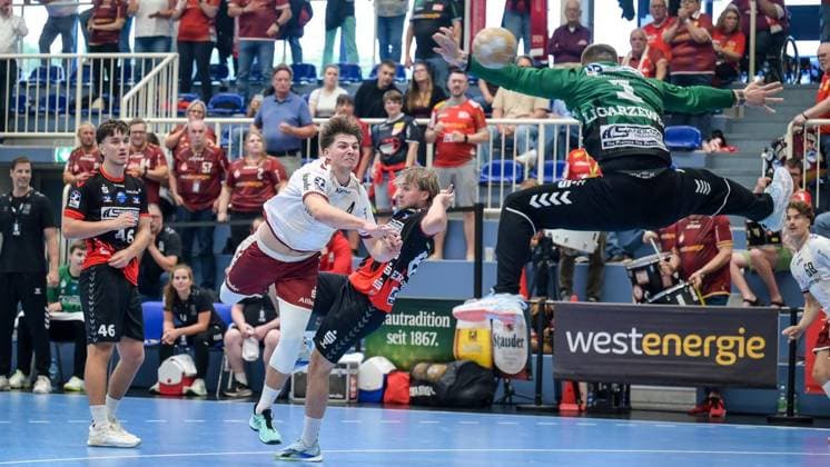 Essen TuSEM Essen vs. HSG Nordhorn Lingen ** FOR EDITORIAL USE ONLY ** EDITORIAL USE ONLY ** Photo by Felix Göttler 4, TuSEM Essen in action: TuSEM Essen (white) vs. HSG Nordhorn Lingen (black) on Sunday, August 30, 2026, at the Sporthalle am Hallo in Essen-Stoppenberg, Germany (NRW), Essen. Copyright UwexErnst Copyright: UwexErnst doc87dxte67eu910sv221me5 ,EDITORIAL USE ONLY Copyright: UwexErnst