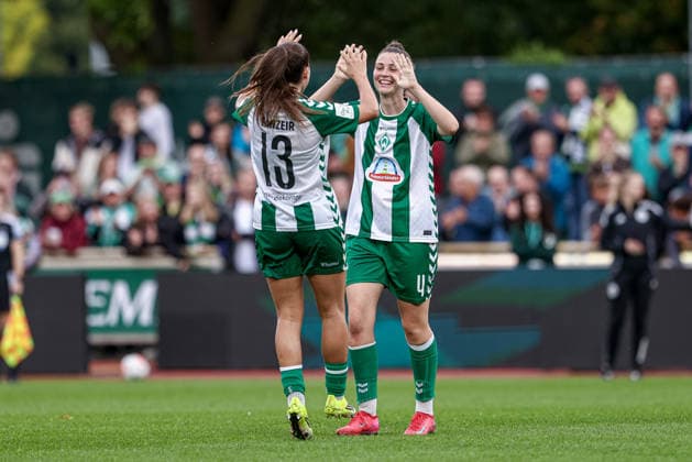 v.li.: Luna Vanzeir (SV Werder Bremen, 13) und Torschützin Julia Magerl (SV Werder Bremen, 4) mit Torjubel, Jubel, jubeln, jubelt, optimistisch, Spielszene, Highlight, Freude über das Tor zum 2:0, DIE DFB-RICHTLINIEN UNTERSAGEN JEGLICHE NUTZUNG VON FOTOS ALS SEQUENZBILDER UND ODER VIDEOÄHNLICHE FOTOSTRECKEN. DFB REGULATIONS PROHIBIT ANY USE OF PHOTOGRAPHS AS IMAGE SEQUENCES AND OR QUASI-VIDEO., 30.08.2026, Bremen (Deutschland), Fussball, Google Pixel Frauen-Bundesliga, SV Werder Bremen - RB Leipzig *** v li Luna Vanzeir of SV Werder Bremen, 13, and goal scorer Julia Magerl of SV Werder Bremen, 4, celebrating the goal; celebration, cheering, jubilant, optimistic, game scene, highlight, joy over the 2-0 goal, DFB REGULATIONS PROHIBIT ANY USE OF PHOTOGRAPHS AS SEQUENCE IMAGES AND OR VIDEO-LIKE PHOTO SERIES DFB REGULATIONS PROHIBIT ANY USE OF PHOTOGRAPHS AS IMAGE SEQUENCES AND OR QUASI-VIDEO, August 30, 2026, Bremen, Germany, soccer, Google Pixel Women’s Bundesliga, SV Werder Bremen vs. RB Leipzig xobx