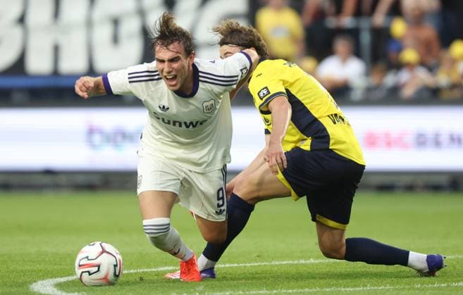 Anderlecht s Mihajlo Cvetkovic and Union s Kamiel Van De Perre fight for the ball during a soccer match between Union Saint-Gilloise and RSC Anderlecht, Sunday 30 August 2026 in Brussels, on day 4 of the 2026-2027 Jupiler Pro League first division of the Belgian championship. VIRGINIExLEFOUR  x184766810x