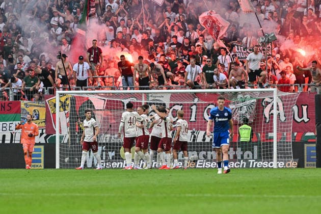 1. Fussball Bundesliga: FC Augsburg vs. FC Schalke 04, 30.08.2026 AUGSBURG, GERMANY - 30. AUGUST: Jubel der Hausherren nach dem Treffer zum 2-0 durch Anton KADE (FC Augsburg 30) Tor Torschuetze Freude Happy während dem Match der Bundesliga zwischen dem FC Augsburg und dem FC Schalke 04 am 1. Spieltag in der WWK-Arena DFL REGULATIONS PROHIBIT ANY USE OF PHOTOGRAPHS AS IMAGE SEQUENCES AND OR QUASI-VIDEO *** 1 Bundesliga Soccer Match: FC Augsburg vs. FC Schalke 04, August 30, 2026, AUGSBURG, GERMANY August 30 The home team celebrates after Anton KADE scores the 2–0 goal for FC Augsburg. Goal scorer joy during the Bundesliga match between FC Augsburg and FC Schalke 04 on Matchday 1 at the WWK Arena. DFL REGULATIONS PROHIBIT ANY USE OF PHOTOGRAPHS AS IMAGE SEQUENCES AND OR QUASI-VIDEO Copyright: xBEAUTIFULxSPORTS Goldbergx