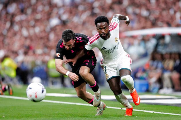 LA LIGA EA Sports - Real Madrid vs Malaga MADRID, SPAIN - August 30:Vinicius Junior of Real Madrid and Carlos Puga of Malaga fight for the ball during the La Liga 2026 27 match between Real Madrid and Malaga at Santiago Bernabeu Stadium. (Photo by Guille Martinez f22photo) Madrid Santiago Bernabeu Stadium Spain Copyright: xGuillermoxMartinezx