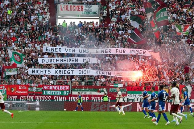 Fanplakat der Augsburger, FC Augsburg vs. FC Schalke 04, Fussball, Maenner, Bundesliga, Saison 2026 2027, Hinrunde, 1. Spieltag, 30.08.2026 DFB regulations prohibit any use of photographs as image sequences and or quasi-video Augsburg Bayern Deutschland *** Augsburg fan poster, FC Augsburg vs. FC Schalke 04, soccer, men s, Bundesliga, 2026–2027 season, First Half of the Season, Matchday 1, August 30, 2026. DFB regulations prohibit any use of photographs as image sequences and or quasi-video. Augsburg, Bavaria, Germany Copyright: xkolbert-press MartinxAgüerax