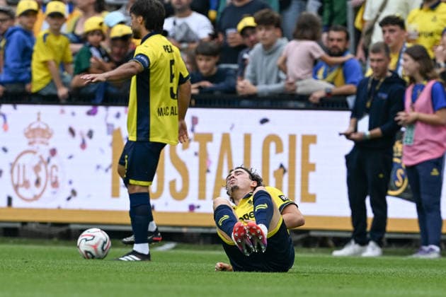 260830 Royale Union Saint-Gilloise vs RSC Anderlecht Kamiel Van De Perre (6) of Union pictured in pain during the Jupiler Pro League season 2026 - 2027 matchday 4 game between Royale Union Saint-Gilloise and RSC Anderlecht on August 30 , 2026 in Anderlecht, Belgium. (Photo by David Catry Isosport) Anderlecht Belgium  Copyright: xDavidxCatryx 20260830DC2_0725