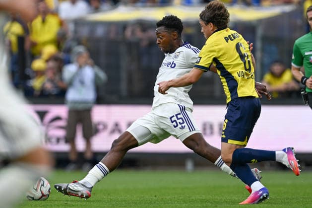 260830 Royale Union Saint-Gilloise vs RSC Anderlecht Marco Kana (55) of Anderlecht and Kamiel Van De Perre (6) of Union fighting for the ball during the Jupiler Pro League season 2026 - 2027 matchday 4 game between Royale Union Saint-Gilloise and RSC Anderlecht on August 30 , 2026 in Anderlecht, Belgium. (Photo by David Catry Isosport) Anderlecht Belgium  Copyright: xDavidxCatryx 20260830DC2_1093