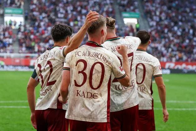 Torjubel der Mannschaft (FC Ausgburg) nach dem 2:0 durch Anton Kade 30 (FC Augsburg), FC Augsburg vs. FC Schalke 04, Fussball, Maenner, Bundesliga, Saison 2026 2027, Hinrunde, 1. Spieltag, 30.08.2026 DFB regulations prohibit any use of photographs as image sequences and or quasi-video Augsburg Bayern Deutschland *** FC Augsburg celebrates Anton Kade s 2-0 goal, 30 FC Augsburg, FC Augsburg vs. FC Schalke 04, Soccer, Men, Bundesliga, 2026–2027 Season, First Half of the Season, Matchday 1, August 30, 2026. DFB regulations prohibit any use of photographs as image sequences and or quasi-video. Augsburg, Bavaria, Germany Copyright: xkolbert-press MartinxAgüerax