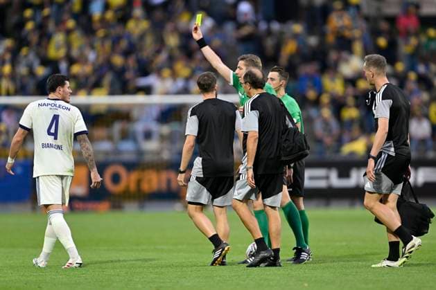 Royale Union Saint-Gilloise v RSC Anderlecht - Jupiler Pro League BRUSSELS, BELGIUM - AUGUST 30 : referee Visser Lawrence showing a yellow card to Biancone Giulian defender of RSC Anderlecht during the Jupiler Pro League match between Royale Union Saint-Gilloise and RSC Anderlecht on August 30, 2026 in Brussels, Belgium, 30 08 2026 Brussels Belgium  Copyright: xDhax