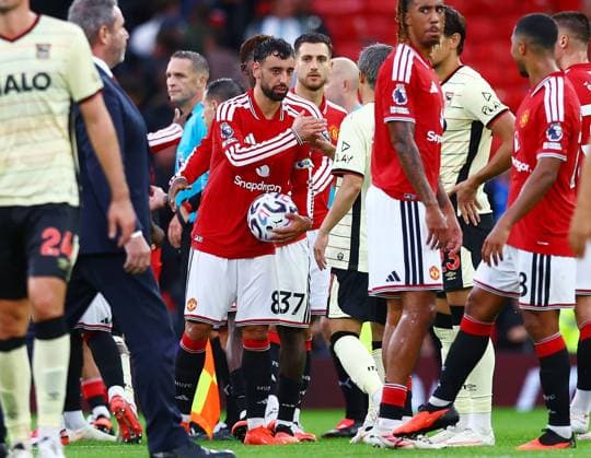 Bruno Fernandes of Manchester United, ManU with the match ball at the end of the game Manchester United v Ipswich Town, Premier League Football, Football, Old Trafford, Manchester, UK - 30 Aug 2026Manchester Old Trafford United Kingdom EDITORIAL USE ONLY No use with unauthorised audio, video, data, fixture lists, club league logos or live services. Online in-match use limited to 120 images, no video emulation. No use in betting, games or single club league player publications. Copyright: xMattxWest Shutterstockx 17119118be