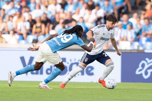 SSC Napoli v Como 1907 - Serie A Enilive Martin Baturina of Como 1907 and Andre-Frank Zambo Anguissa of SSC Napoli compete for the ball during the Serie A Enilive match between SSC Napoli and Como 1907 at Diego Armando Maradona Stadium on August 30, 2026 in Naples, Italy Naples Diego Armando Maradona Stadium Campania Italy Copyright: xGiuseppexMaffiax 260830_SerieA_Napoli-Como_04645