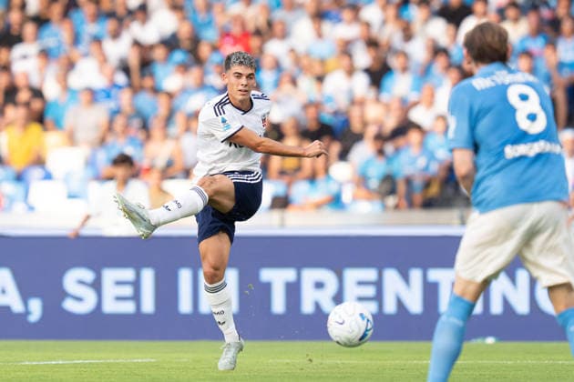 SSC Napoli v Como 1907 - Serie A Enilive Alex Valle of Como 1907 in action during the Serie A Enilive match between SSC Napoli and Como 1907 at Diego Armando Maradona Stadium on August 30, 2026 in Naples, Italy Naples Diego Armando Maradona Stadium Campania Italy Copyright: xGiuseppexMaffiax 260830_SerieA_Napoli-Como_04702