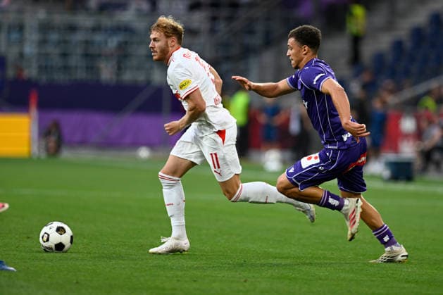 20260830 FC Red Bull Salzburg vs. FK Austria Wien Admiral Bundesliga SALZBURG, AUSTRIA AUGUST 30 Yorbe Vertessen of Salzburg and Daniel Nnodim of Austria Vienna during the Admiral Bundesliga match between FC Red Bull Salzburg and FK Austria Vienna at Red Bull Arena on August 30, 2026, in Salzburg, Austria Salzburg Red Bull Arena Salzburg Austria