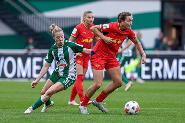 v.li.: Elena Dhont (SV Werder Bremen, 31) und Alieke Tuin (RB Leipzig, 22) im Zweikampf, Duell, Dynamik, Aktion, Action, Spielszene, DIE DFB-RICHTLINIEN UNTERSAGEN JEGLICHE NUTZUNG VON FOTOS ALS SEQUENZBILDER UND ODER VIDEOÄHNLICHE FOTOSTRECKEN. DFB REGULATIONS PROHIBIT ANY USE OF PHOTOGRAPHS AS IMAGE SEQUENCES AND OR QUASI-VIDEO., 30.08.2026, Bremen (Deutschland), Fussball, Google Pixel Frauen-Bundesliga, SV Werder Bremen - RB Leipzig *** From left: Elena Dhont (SV Werder Bremen, 31) and Alieke Tuin (RB Leipzig, 22) in a one-on-one battle, duel, dynamic play, action, game scene, DFB REGULATIONS PROHIBIT ANY USE OF PHOTOGRAPHS AS SEQUENCE IMAGES AND OR VIDEO-LIKE PHOTO SERIES DFB REGULATIONS PROHIBIT ANY USE OF PHOTOGRAPHS AS SEQUENCEENCES AND OR QUASI-VIDEO, August 30, 2026, Bremen, Germany, Soccer, Google Pixel Women’s Bundesliga, SV Werder Bremen vs. RB Leipzig xobx