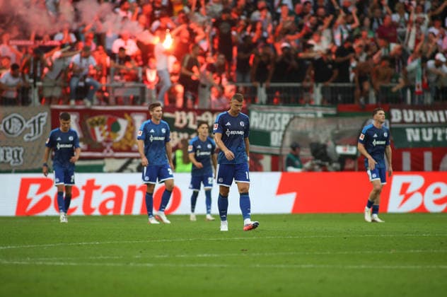 Fussball, Herren, Saison 2026 2027, FC Augsburg - FC Schalke 04, Bundesliga, WWK Arena Die Spieler des FC Schalke 04 nach dem Spiel geknickt, enttäuscht, vorne weg Edin Dzeko (FC Schalke 04) DFL DFB regulations prohibit any use of photographs as image sequences and or quasi-video *** Soccer, Men s, 2026–2027 Season, FC Augsburg vs. FC Schalke 04, Bundesliga, WWK Arena: The FC Schalke 04 players look dejected and disappointed after the game; in the foreground is Edin Dzeko of FC Schalke 04. DFL and DFB regulations prohibit any use of photographs as image sequences and or quasi-video.