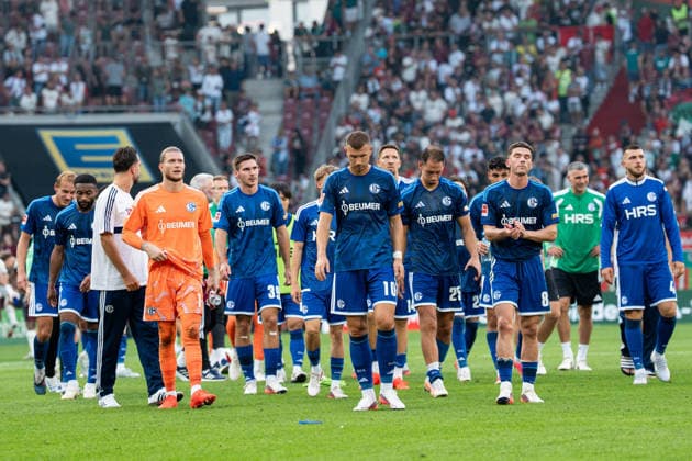 Fussball: Deutschland: 1. Bundesliga 2026 2027 - 1. Spieltag, 30.08.2026 - FC Augsburg vs. FC Schalke 04 (WWK Arena, Augsburg); Der FC Schalke 04 geht vor die Fankurve, nach der Niederlage gegen den FC Augsburg *** Soccer Germany 1 Bundesliga 2026–2027, Matchday 1, August 30, 2026: FC Augsburg vs. FC Schalke 04 at WWK Arena, Augsburg. FC Schalke 04 heads toward the fan section following their loss to FC Augsburg. Copyright: xValentinxDomgjonix