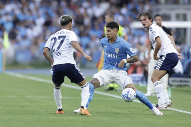 SOCCER - Serie A - SSC Napoli vs. Como 1907 Photo by IPA ABACAPRESS.COM87942258 - Como s Brazilian defender Yan Couto battles for the ball with Napoli s Uruguayan defender Mathias Olivera during the Serie A soccer match between SSC Napoli and Como at the Diego Armando Maradona Stadium in Naples on August 30, 2026. Naples Italy  Copyright: xIPAxSport ABACAx