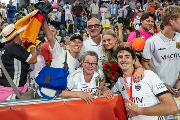 Deutschland vs. Spanien - Männer Finale - FIH Hockey Weltmeisterschaft, World Cup, 2026 Wavre, Belgium, 30 August 2026: Theo Hinrichs mit Familie während des Herren Finale zwischen Deutschland and Spanien bei der FIH Hockey Weltmeisterschaft, World Cup in Belgien 2026, Belfius Hockey Arena in Wavre, Belgium. Foto: Axel Kaste Wavre Belfius Hockey Arena Walloon Brabant Belgium *** Germany vs. Spain Men s Final, FIH Hockey World Championship, World Cup, 2026, Wavre, Belgium, August 30, 2026. Theo Hinrichs with his family during the men s final between Germany and Spain at the FIH Hockey World Championship, World Cup, in Belgium in 2026, Belfius Hockey Arena in Wavre, Belgium Photo by Axel Kaste, Wavre, Belfius Hockey Arena, Walloon Brabant, Belgium AKa WM Finale M Deuschland - Spanien 30.8.26 SG-7382
