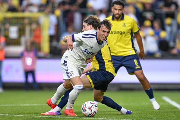 260830 Royale Union Saint-Gilloise vs RSC Anderlecht Mihajlo Cvetkovic (9) of Anderlecht fighting for the ball with Kamiel Van De Perre (6) of Union during the Jupiler Pro League season 2026 - 2027 matchday 4 game between Royale Union Saint-Gilloise and RSC Anderlecht on August 30 , 2026 in Anderlecht, Belgium. (Photo by David Catry Isosport) Anderlecht Belgium  Copyright: xDavidxCatryx 20260830DC2_1306