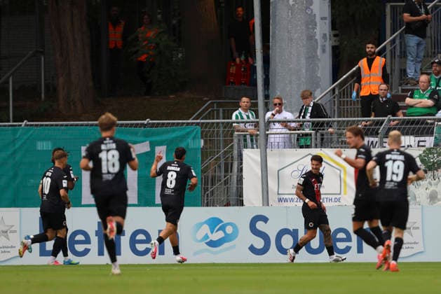 Niklas Castelle of FC Viktoria Cologne celebrates the goal with his teammates after scoring the 1-0 goal during the 3. Liga match between Viktoria Cologne and Preussen Münster at Sportpark Höhenberg on August 30, 2026, in Cologne, Germany. Photo by Oliver Kaelke, DeFodi Images. Niklas Castelle of FC Viktoria Cologne celebrates with his teammates after scoring his team’s first goal during the 3. Liga match between Viktoria Cologne and Preussen Münster at Sportpark Höhenberg on August 30, 2026 in Cologne, Germany. Photo by Oliver Kaelke, DeFodi Images. DFB and DFL regulations prohibit any use of photographs as image sequences and or quasi-video. Photo by Oliver Kaelke, DeFodi Images.