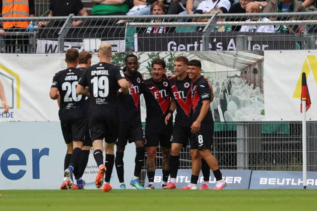 Niklas Castelle of FC Viktoria Cologne celebrates the goal with his teammates after scoring the 1-0 goal during the 3. Liga match between Viktoria Cologne and Preussen Münster at Sportpark Höhenberg on August 30, 2026, in Cologne, Germany. Photo by Oliver Kaelke, DeFodi Images. Niklas Castelle of FC Viktoria Cologne celebrates with his teammates after scoring his team’s first goal during the 3. Liga match between Viktoria Cologne and Preussen Münster at Sportpark Höhenberg on August 30, 2026 in Cologne, Germany. Photo by Oliver Kaelke, DeFodi Images. DFB and DFL regulations prohibit any use of photographs as image sequences and or quasi-video. Photo by Oliver Kaelke, DeFodi Images.