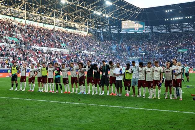 Schlussjubel, die Mannschaft feiert ihren sieg bei der Fankuve, FC Augsburg vs. FC Schalke 04, Fussball, 1. Bundesliga, 1. Spieltag, 30.08.2026 DFB regulations prohibit any use of photographs as image sequences and or quasi-video Augsburg Bayern Deutschland *** Final celebration: The team celebrates its victory at the Fankuve, FC Augsburg vs. FC Schalke 04, Soccer, Bundesliga 1, Matchday 1, August 30, 2026. DFB regulations prohibit any use of photographs as image sequences and or quasi-video. Augsburg, Bavaria, Germany Copyright: xkolbert-press ChristianxKolbertx
