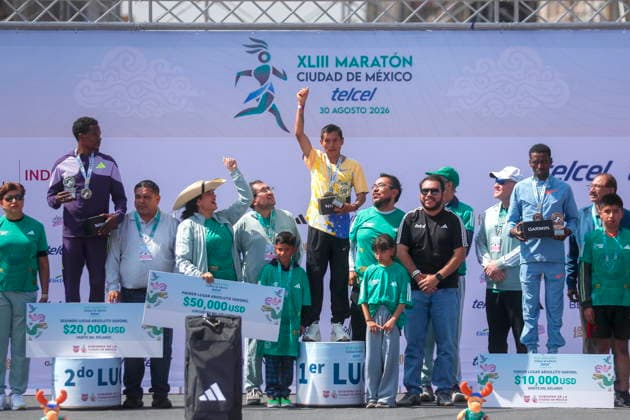 43rd edition of the Mexico City Marathon Peruvian Cristhian Pacheco Mendoza (C), first place, and Ethiopians Anbesa Tesfaye Lencho (L), second place, and Balew Yihunie Derseh (R), third place, celebrate during the awards ceremony for the 43rd edition of the Mexico City Marathon 2026 in Mexico City, Mexico, 30 August 2026. Ciudad de México (es-ES) Mexico  Copyright: xISAACxESQUIVELx