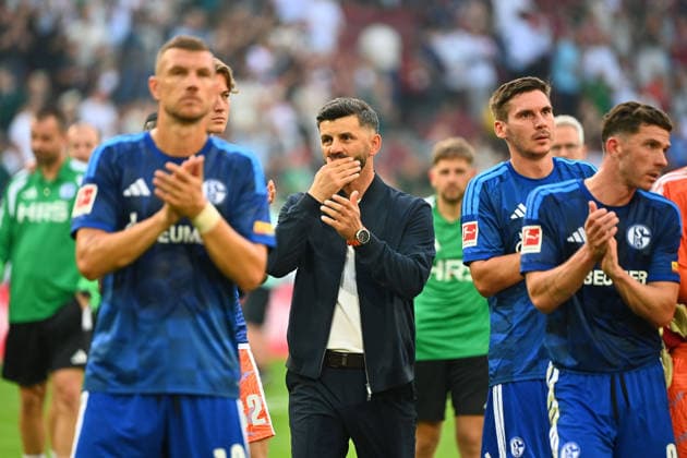 Schalker Spieler v.li:, Edin DZEKO (FC Schalke 04), Trainer Miron MUSLIC (Schalke 04), Robin GOSENS (FC Schalke 04) nach Spielende vor den mitgereisten Schalker Fans,Fussballfans,. Enttaeuschung,Frust, enttaeuscht,frustriert,niedergeschlagen, Fussball 1. Bundesliga Saison 2026 2027, 1.Spieltag, Spieltag01, FC Augsburg - FC Schalke 04 3-0 am 30.08.2026 , WWK A R E N A. *** Schalke player (from left), Edin DZEKO, FC Schalke 04; Coach Miron MUSLIC, Schalke 04; Robin GOSENS, FC Schalke 04, after the final whistle in front of the traveling Schalke fans; soccer fans; disappointment; frustration; disappointed; frustrated; dejected; Soccer, Bundesliga Season 2026–2027, Matchday 1, FC Augsburg vs. FC Schalke 04 3–0 on August 30, 2026, WWK Arena