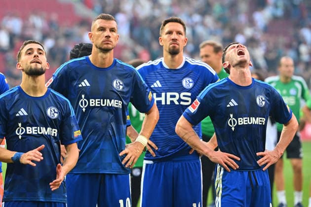 Schalker Spieler v.li: Adil AOUCHICHE (FC Schalke 04), Edin DZEKO (FC Schalke 04), Janik BACHMANN (FC Schalke 04), Robin GOSENS (FC Schalke 04) nach Spielende vor den mitgereisten Schalker Fans,Fussballfans,. Enttaeuschung,Frust, enttaeuscht,frustriert,niedergeschlagen, Fussball 1. Bundesliga Saison 2026 2027, 1.Spieltag, Spieltag01, FC Augsburg - FC Schalke 04 3-0 am 30.08.2026 , WWK A R E N A. *** Schalke players (from left): Adil AOUCHICHE (FC Schalke 04), Edin DZEKO (FC Schalke 04), Janik BACHMANN (FC Schalke 04), Robin GOSENS (FC Schalke 04) after the final whistle in front of the traveling Schalke fans; soccer fans; disappointment; frustration; disappointed; frustrated; dejected; Soccer, Bundesliga Season 2026–2027, Matchday 1, Matchday 01, FC Augsburg vs. FC Schalke 04 3–0 on August 30, 2026, WWK Arena
