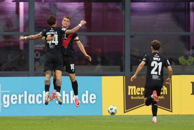 David Otto (FC Viktoria Koeln) Torjubel,jubelt mit seiner Mannschaft nach dem Treffer zum 2:0 waehrend des Spiels der 3. Liga zwischen Viktoria Koeln und Preussen Muenster, Sportpark Hoehenberg am 30. August 2026 in Koeln, Deutschland. (Foto von Oliver Kaelke DeFodi Images) +++ David Otto (FC Viktoria Koeln) celebrates after scoring his team s second goal with teammates during the 3. Liga match between Viktoria Koeln and Preussen Muenster at Sportpark Hoehenberg on August 30, 2026 in Cologne, Germany. (Photo by Oliver Kaelke DeFodi Images) DFB DFL REGULATIONS PROHIBIT ANY USE OF PHOTOGRAPHS AS IMAGE SEQUENCES AND OR QUASI-VIDEO. (Photo by Oliver Kaelke DeFodi Images) - *** David Otto of FC Viktoria Cologne celebrates a goal with his teammates after scoring the 2-0 goal during the 3. Liga match between Viktoria Cologne and Preussen Münster at Sportpark Höhenberg on August 30, 2026, in Cologne, Germany. Photo by Oliver Kaelke, DeFodi Images. David Otto of FC Viktoria Cologne celebrates after scoring his team’s second goal with teammates during the 3. Liga match between Viktoria Cologne and Preussen Münster at Sportpark Höhenberg on August 30, 2026 in Cologne, Germany. Photo by Oliver Kaelke, DeFodi Images. DFB and DFL regulations prohibit any use of photographs as image sequences and or quasi-video. Photo by Oliver Kaelke, DeFodi Images.