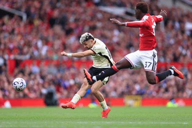 Fußball: Premier League – Manchester United gegen Ipswich Town, 30. August 2026, Premier League – Manchester United gegen Ipswich Town: Julio Enciso von Ipswich Town schießt, während Kobbie Mainoo von Manchester United ihn stört. Foto: Simon Stacpoole, Abseits, Manchester, Großbritannien  Copyright: xSimonxStacpoolexOffside