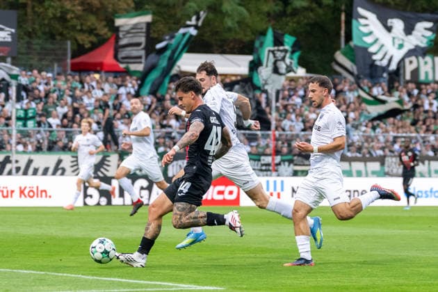 Lucas Zeller of SC Preussen Münster (No. 05) is unable to stop Niklas Castelle of Viktoria Köln (No. 44) from making a cross-field pass. FC Viktoria Köln vs. SC Preussen Münster, Soccer, 3. Liga, Matchday 3, 2026–2027 Season, August 30, 2026 DFL DFB regulations prohibit any use of photographs as image sequences and or quasi-video FC Viktoria Cologne vs. SC Preussen Münster, Soccer, 3rd Division, Matchday 3, 2026–2027 season, August 30, 2026, Cologne Copyright: xEibner-Pressefoto ThomasxHaeslerx EP_THR